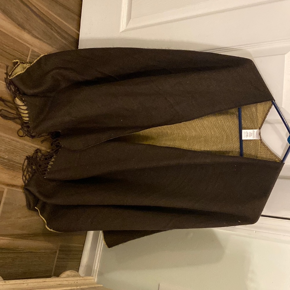 Shawl. Brown/tan.